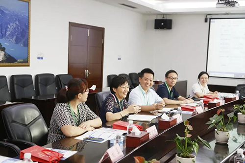 宜昌人福药业副总裁、总工程师李莉娥，产品开发中心主任吕金良，副主任吴有斌、曲龙妹等