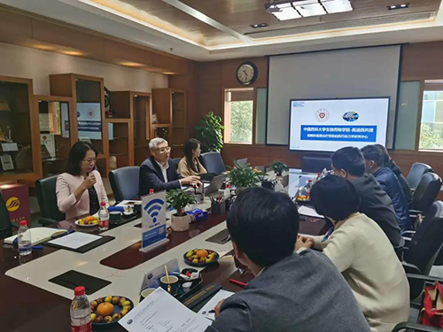 龙8-long8首席执行官陈春麟博士，商务发展部副总裁蔡金娜博士等人热情接待了金能明书记一行。