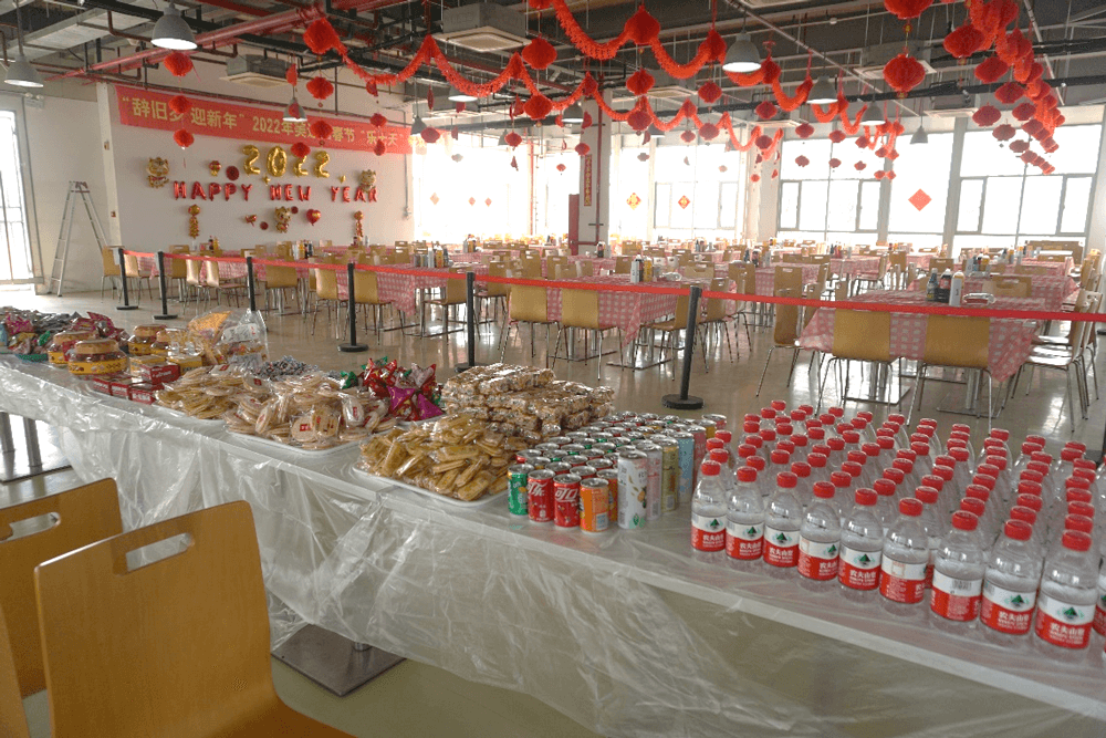 龙8-long8还为伙伴们准备了水果、零食、饮料等
