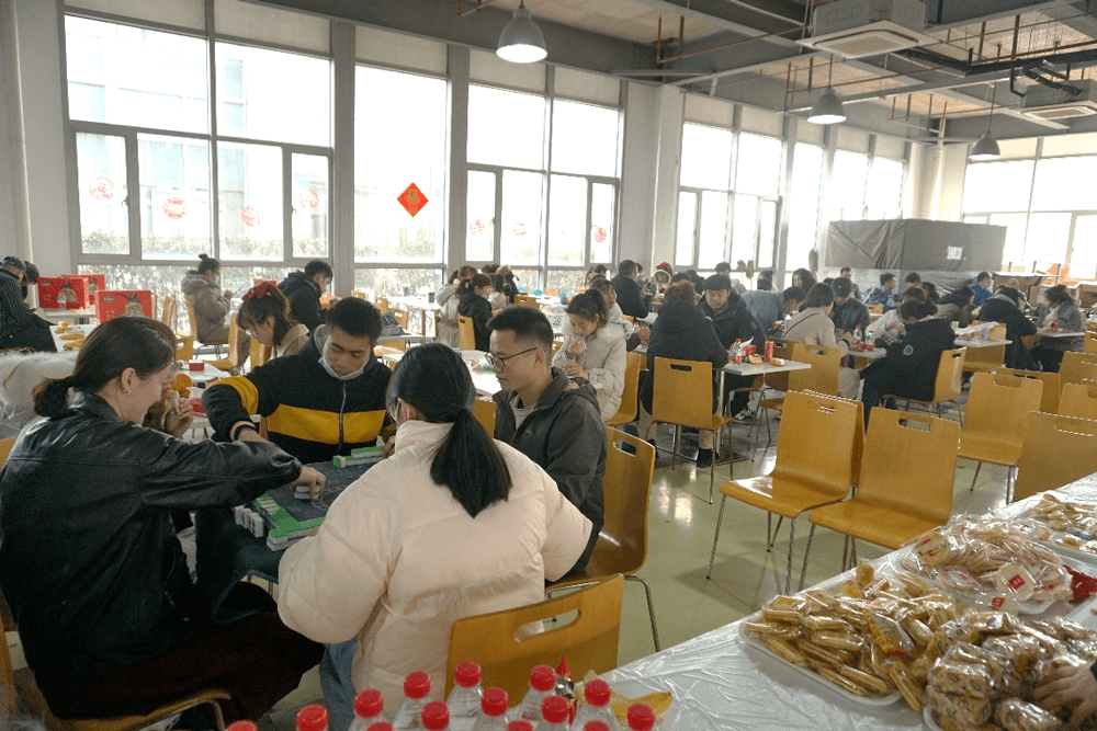 在春节 “乐七天” 活动中，龙8-long8给留沪过春节的员工准备了丰富多彩的活动